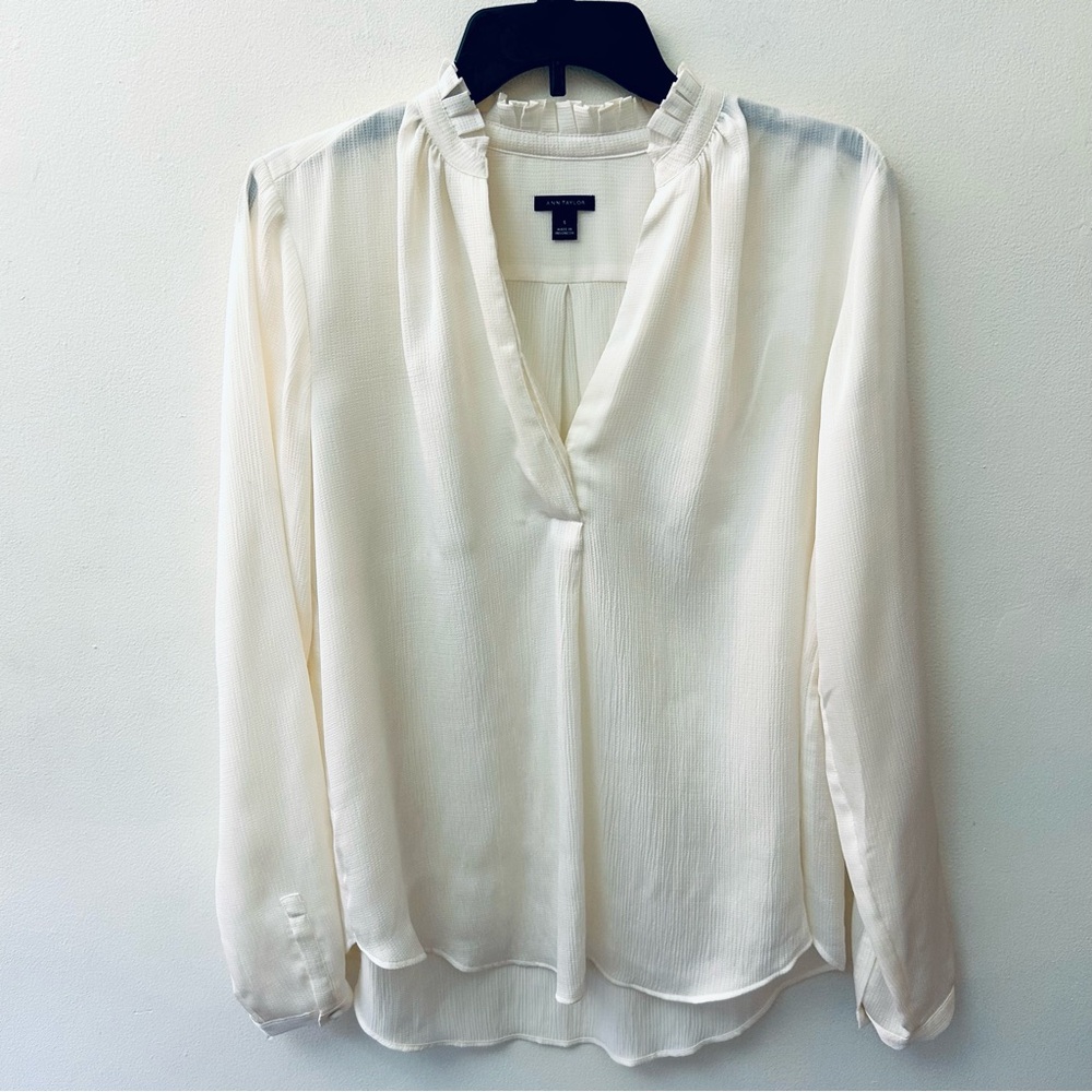 Ann Taylor ivory crepe pleated collar pullover V neck blouse size small